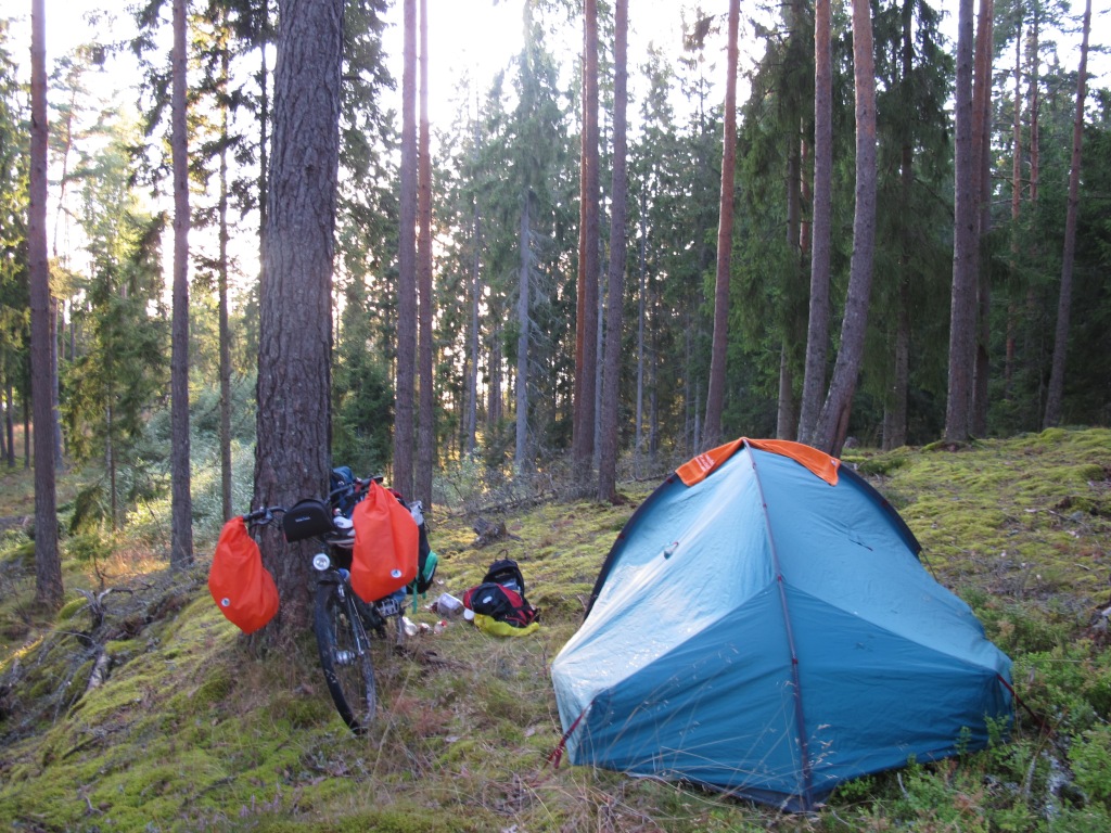 Wildes campen irgendwo in Schweden. Es ist nicht zu weit weg von einem Weg, da ich das Fahrrad nicht gern geschoben habe.