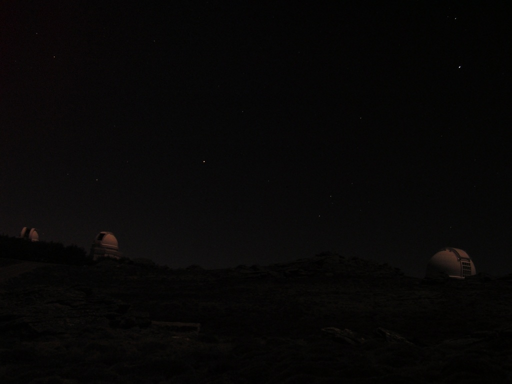 Teleskope auf dem Calar Alto während einer Beobachtungsnacht. (Copyright: Ronny Errmann)
