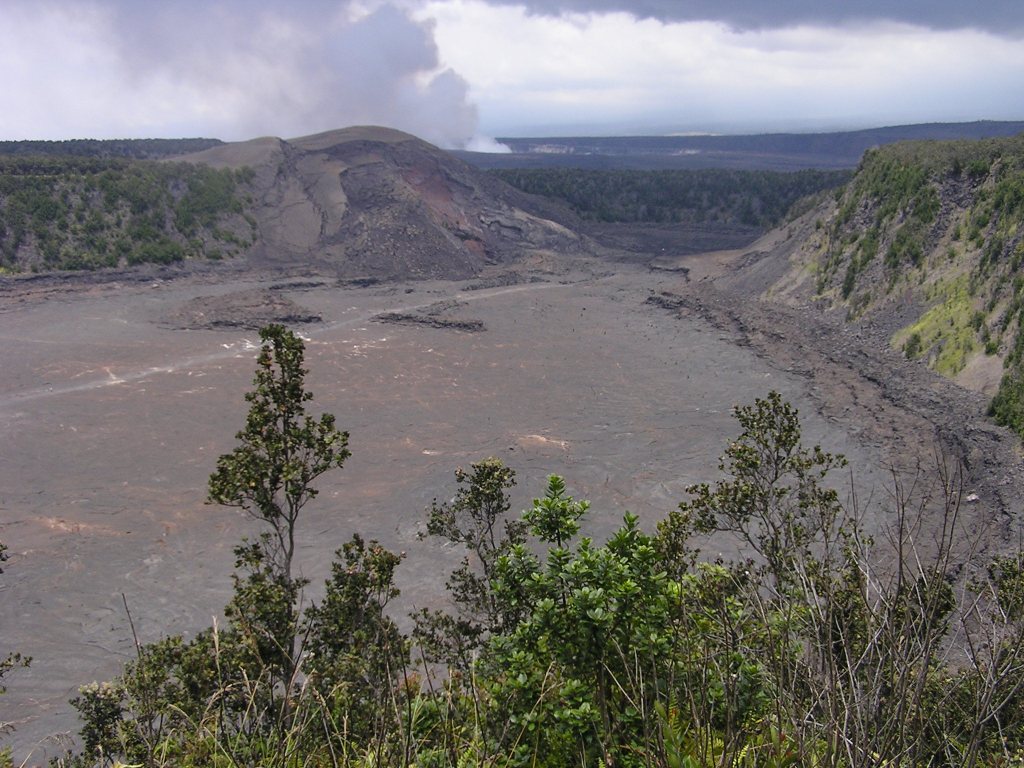 Blick in den Vulkankrater von Kilauea Iki, Big Island, Hawaii, USA. Im Hintergrund sieht man die Dampfschwaden aus dem Schlot vom Kilauea aufsteigen.