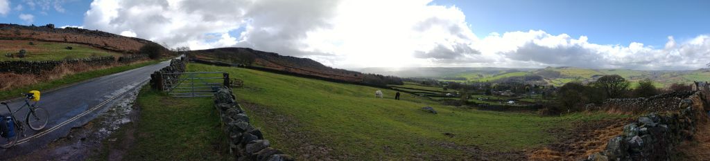 180 Grad Panorama vom Derwent Tal oberhalb von Curbar. Links im Bild regnet es, rechts ist schönster Sonnenschein.